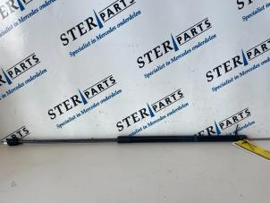 Gebruikte Gasdemper Motorkap links Mercedes E (W212) E-350 CDI BlueEfficiency 3.0 V6 24V Prijs € 14,50 Margeregeling aangeboden door Sterparts Mercedes specialist