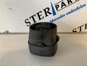 Gebruikte Alarm sirene Mercedes S (W221) 3.0 S-320 CDI 24V Prijs € 50,00 Margeregeling aangeboden door Sterparts Mercedes specialist