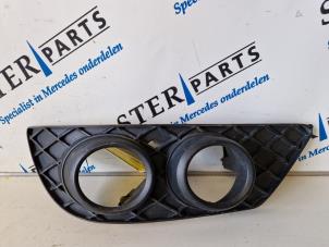 Gebruikte Afdekplaat mistlamp links Mercedes C Estate (S204) 2.2 C-180 CDI 16V BlueEFFICIENCY Prijs € 4,95 Margeregeling aangeboden door Sterparts Mercedes specialist