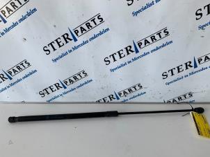 Begagnade Gasfjäder, motorhuv, vänster Mercedes E (W212) E-220 CDI 16V BlueEfficiency,BlueTEC Pris € 14,50 Marginaltabell erbjuds av Sterparts Mercedes specialist