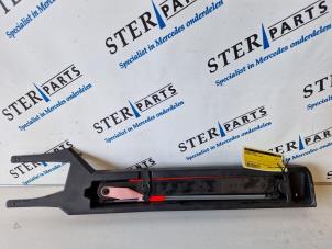 Gebruikte Gevarendriehoek Mercedes C Sportcoupé (C203) 1.8 C-180K 16V Prijs € 19,95 Margeregeling aangeboden door Sterparts Mercedes specialist