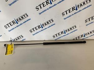 Gebruikte Gasdemper Motorkap rechts Mercedes C Estate (S204) 3.0 C-320 CDI V6 24V 4-Matic Prijs € 9,50 Margeregeling aangeboden door Sterparts Mercedes specialist