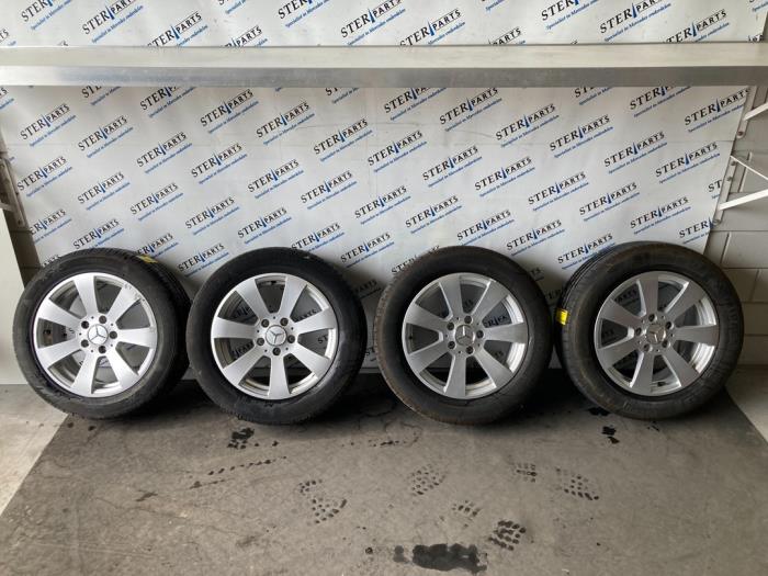 Hjuluppsättning + däck från en Mercedes-Benz C (W204) 2.2 C-200 CDI 16V Eco 2008