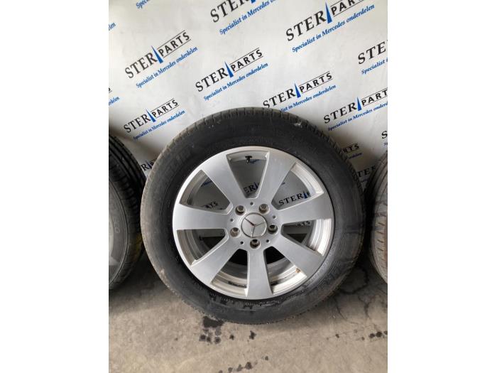 Hjuluppsättning + däck från en Mercedes-Benz C (W204) 2.2 C-200 CDI 16V Eco 2008