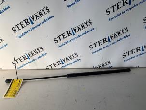 Gebruikte Gasdemper Motorkap rechts Mercedes C Estate (S204) 2.2 C-180 CDI 16V BlueEFFICIENCY Prijs € 14,50 Margeregeling aangeboden door Sterparts Mercedes specialist