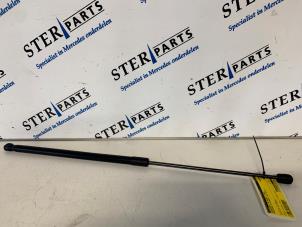 Gebruikte Gasdemper Motorkap links Mercedes E Estate (S212) E-220 CDI 16V BlueEfficiency Prijs € 14,50 Margeregeling aangeboden door Sterparts Mercedes specialist