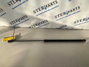 Begagnade Gasfjäder, motorhuv, vänster Mercedes E (W212) E-350 CDI BlueEfficiency 3.0 V6 24V Pris € 14,50 Marginaltabell erbjuds av Sterparts Mercedes specialist