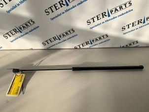 Gebruikte Gasdemper Motorkap rechts Mercedes E (W212) E-350 CDI BlueEfficiency 3.0 V6 24V Prijs € 14,50 Margeregeling aangeboden door Sterparts Mercedes specialist