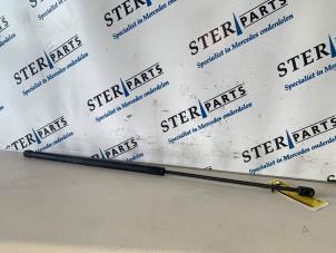 Gebruikte Gasdemper Motorkap rechts Mercedes C Estate (S204) 2.2 C-200 CDI 16V . Prijs € 9,50 Margeregeling aangeboden door Sterparts Mercedes specialist