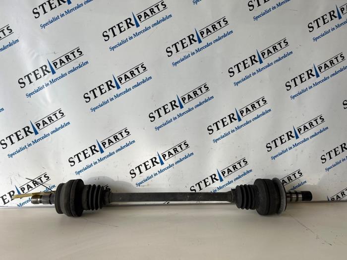 Drivaxel, höger bak från en Mercedes-Benz C (W204) 2.2 C-180 CDI 16V BlueEFFICIENCY 2011
