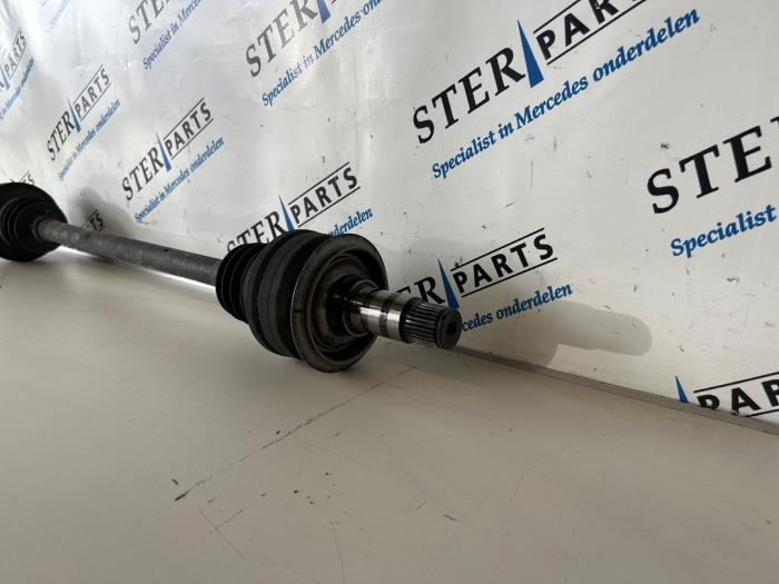 Drivaxel, höger bak från en Mercedes-Benz C (W204) 2.2 C-180 CDI 16V BlueEFFICIENCY 2011