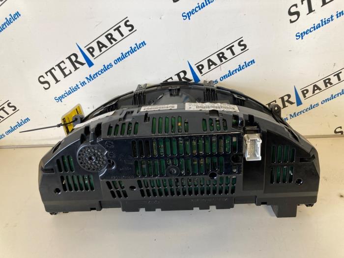 Kilometerteller KM van een Mercedes-Benz C (W204) 2.2 C-180 CDI 16V BlueEFFICIENCY 2011