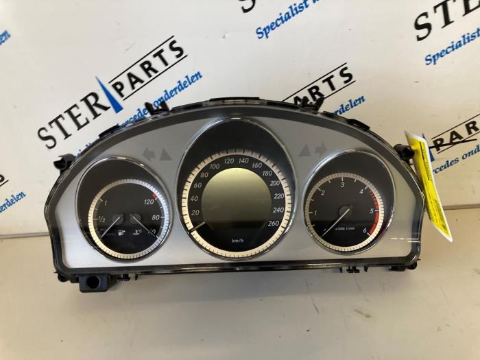 Kilometerteller KM van een Mercedes-Benz C (W204) 2.2 C-180 CDI 16V BlueEFFICIENCY 2011