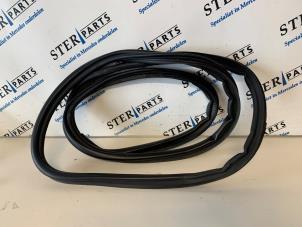 Begagnade Tätning, baklucka Mercedes B (W245) 2.0 B-200 16V Turbo Pris € 29,50 Marginaltabell erbjuds av Sterparts Mercedes specialist