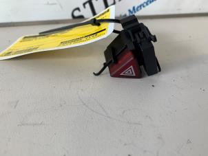 Begagnade Nödbelysningsbrytare Mercedes B (W245) 2.0 B-200 16V Turbo Pris € 9,50 Marginaltabell erbjuds av Sterparts Mercedes specialist