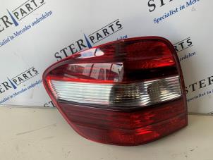 Begagnade Baklykta, vänster Mercedes ML II (164/4JG) 3.0 ML-280 CDI 4-Matic V6 24V Pris € 74,50 Marginaltabell erbjuds av Sterparts Mercedes specialist