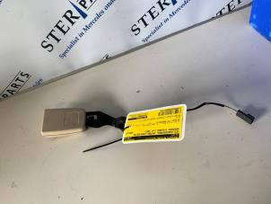 Gebruikte Veiligheidsgordel Insteek links-achter Mercedes S (W221) 4.0 S-420 CDI V8 32V Prijs € 44,95 Margeregeling aangeboden door Sterparts Mercedes specialist