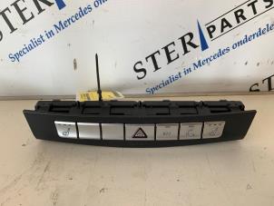 Gebruikte Gevarenlicht Schakelaar Mercedes E (W212) E-200 CDI 16V BlueEfficiency,BlueTEC Prijs € 44,80 Margeregeling aangeboden door Sterparts Mercedes specialist