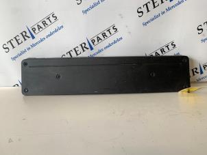 Gebruikte Kentekenplaathouder voor Mercedes C (W203) 2.0 C-180 16V Prijs € 14,95 Margeregeling aangeboden door Sterparts Mercedes specialist