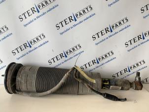 Używane Amortyzator lewy przód Mercedes S (W221) 4.0 S-420 CDI V8 32V Cena € 595,00 Procedura marży oferowane przez Sterparts Mercedes specialist