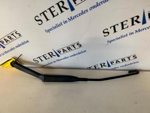 Używane Ramie wycieraczki przedniej Mercedes SLK (R170) 2.0 200 16V Cena € 14,95 Procedura marży oferowane przez Sterparts Mercedes specialist