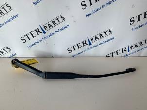 Używane Ramie wycieraczki przedniej Mercedes SLK (R170) 2.3 230 K 16V Cena € 14,95 Procedura marży oferowane przez Sterparts Mercedes specialist