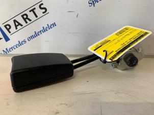 Używane Wtyk pasa bezpieczenstwa prawy tyl Mercedes CLS (C219) 320 CDI 24V Cena € 19,95 Procedura marży oferowane przez Sterparts Mercedes specialist