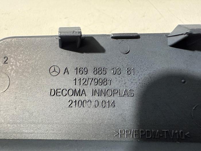 Skydd, främre dragögla från en Mercedes-Benz B (W245) 1.5 B-150 16V 2009