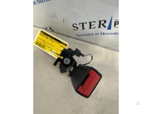 Begagnade Bakre bältesspänne, vänster Mercedes C (W205) C-350 e 2.0 16V Pris € 19,95 Marginaltabell erbjuds av Sterparts Mercedes specialist