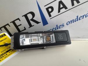 Gebruikte Binnenverlichting achter Mercedes C (W205) C-350 e 2.0 16V Prijs € 12,50 Margeregeling aangeboden door Sterparts Mercedes specialist