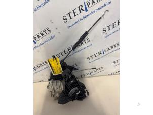 Begagnade Dörrlåsmekanism, 4-dörrars, vänster fram Mercedes ML II (164/4JG) 3.0 ML-280 CDI 4-Matic V6 24V Pris € 125,00 Marginaltabell erbjuds av Sterparts Mercedes specialist
