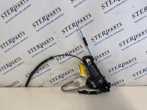 Używane Mechanizm blokady drzwi lewych tylnych wersja 4-drzwiowa Mercedes E Estate (S212) E-200 CDI 16V BlueEfficiency,BlueTEC Cena € 64,50 Procedura marży oferowane przez Sterparts Mercedes specialist