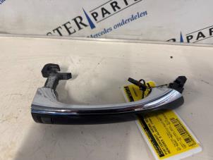 Używane Uchwyt drzwi prawych tylnych wersja 4-drzwiowa Mercedes E (W211) 4.0 E-420 CDI 32V Cena € 74,50 Procedura marży oferowane przez Sterparts Mercedes specialist