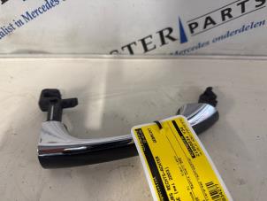 Używane Uchwyt drzwi prawych tylnych wersja 4-drzwiowa Mercedes E Combi (S211) 3.2 E-320 CDI 24V Cena € 14,95 Procedura marży oferowane przez Sterparts Mercedes specialist