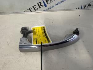 Używane Uchwyt drzwi prawych tylnych wersja 4-drzwiowa Mercedes C Combi (S203) 3.0 C-320 CDI V6 24V Cena € 14,95 Procedura marży oferowane przez Sterparts Mercedes specialist