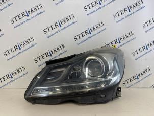 Begagnade Strålkastare, vänster Mercedes C Estate (S204) 1.8 C-180 CGI 16V Pris € 249,50 Marginaltabell erbjuds av Sterparts Mercedes specialist