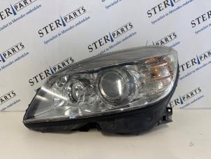 Gebruikte Linker Koplamp Mercedes C Estate (S204) 1.8 C-200 CGI 16V Prijs € 195,00 Margeregeling aangeboden door Sterparts Mercedes specialist