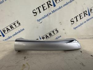 Używane Uchwyt drzwi prawych tylnych wersja 4-drzwiowa Mercedes E (W211) 1.8 E-200 K 16V Cena € 14,95 Procedura marży oferowane przez Sterparts Mercedes specialist