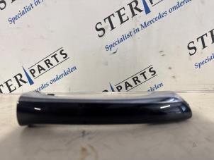 Używane Uchwyt drzwi prawych tylnych wersja 4-drzwiowa Mercedes E (W211) 1.8 E-200 K 16V Cena € 14,95 Procedura marży oferowane przez Sterparts Mercedes specialist