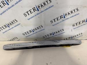 Begagnade Handtag, baklucka Mercedes B (W245) 2.0 B-200 16V Turbo Pris € 44,95 Marginaltabell erbjuds av Sterparts Mercedes specialist