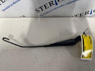 Gebruikte Ruitenwisserarm achter Mercedes Vito (639.6) 2.2 111 CDI 16V Prijs € 18,09 Inclusief btw aangeboden door Sterparts Mercedes specialist
