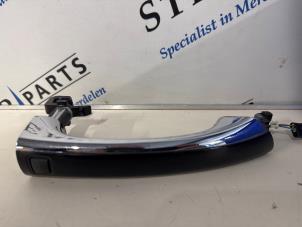 Używane Uchwyt drzwi prawych tylnych wersja 4-drzwiowa Mercedes E (W211) 4.0 E-420 CDI 32V Cena € 74,50 Procedura marży oferowane przez Sterparts Mercedes specialist