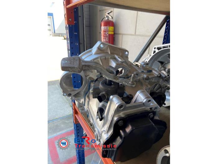 Gearbox from a Volkswagen Caddy Combi IV 1.6 TDI 16V 2016