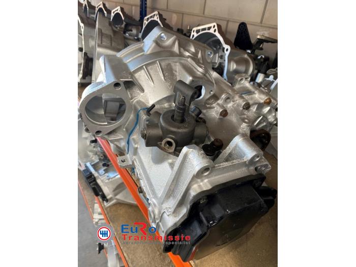 Versnellingsbak van een Volkswagen Passat (3C2) 2.0 Blue TDI 16V 2010