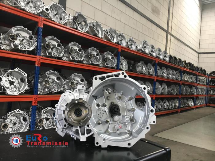 Gearbox from a Volkswagen Caddy Combi III (2KB,2KJ) 1.9 TDI 2007