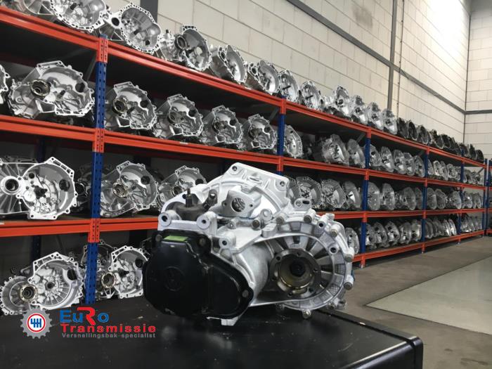 Gearbox from a Volkswagen Caddy Combi III (2KB,2KJ) 1.9 TDI 2007