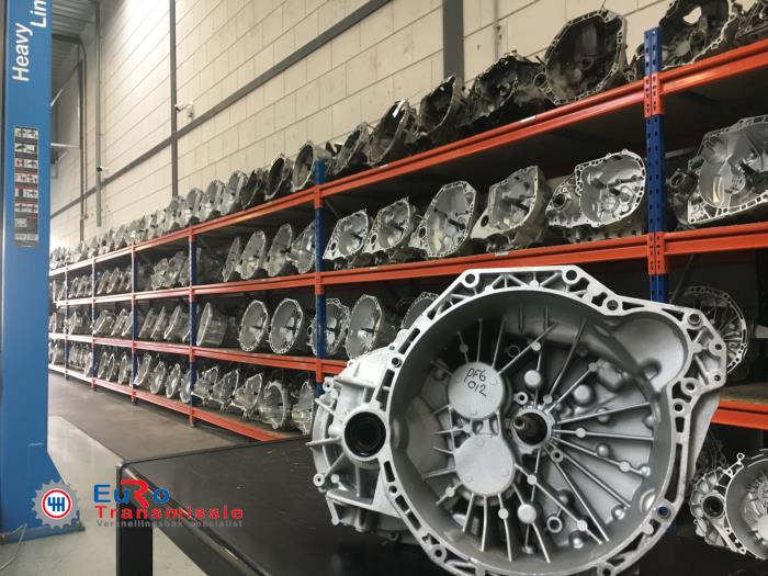 Versnellingsbak van een Renault Trafic New (JL) 2.5 dCi 16V 145 2010