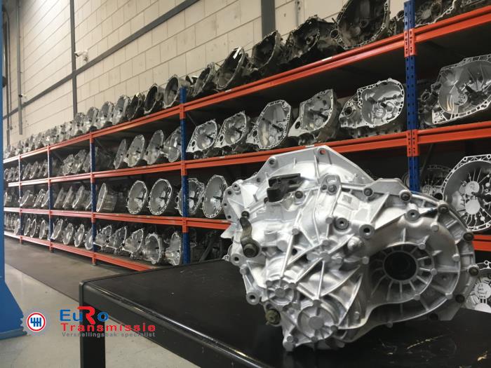 Versnellingsbak van een Renault Trafic New (EL) 2.5 dCi 16V 115 FAP 2009