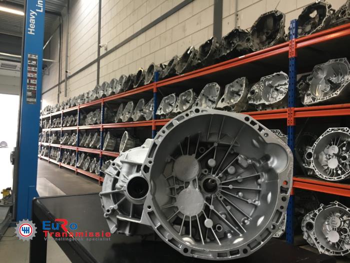 Gearbox from a Renault Trafic New (FL) 2.0 dCi 16V 115 2012