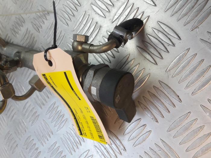 Bränsleinsprutningsmunstycke från en BMW 3 serie (E46/4) 320d 16V 2003